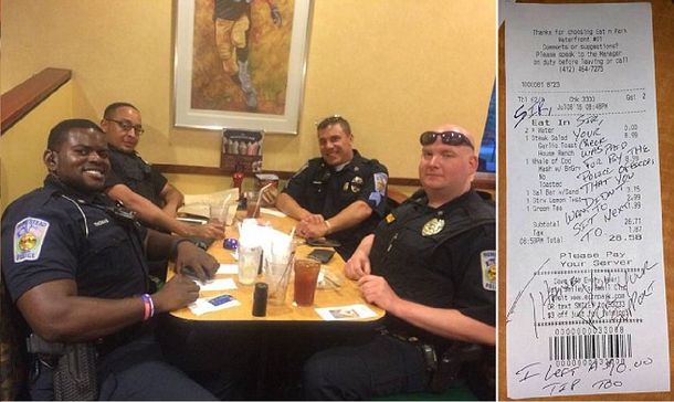 No quisieron sentarse al lado de policías y les dieron una lección