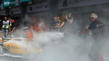 Incendio del auto de Keving Magnussen en el Gran Premio de Malasia Incendio del auto de Keving Magnussen en el Gran Premio de Malasia