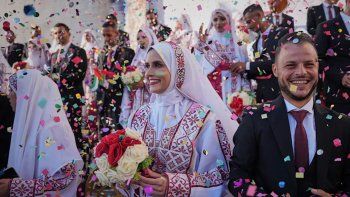 jovenes parejas celebraron un casamiento masivo en las ruinas de palestina: momento de felicidad jovenes parejas celebraron un casamiento masivo en las ruinas de palestina: momento de felicidad