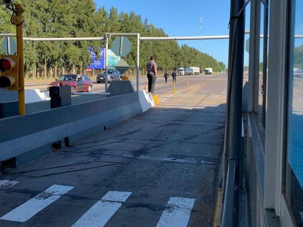 Protesta en el peaje: amenazó con un arma de plástico, abrió las barreras y se desnudó