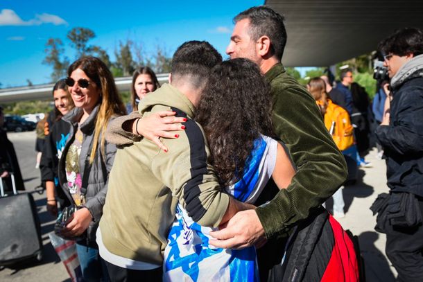 Llega otro vuelo de Aerolíneas Argentinas con argentinos repatriados desde Israel