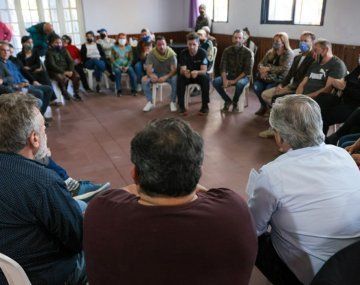 Alberto le presentó a vecinos de Moreno un plan maestro de cloacas