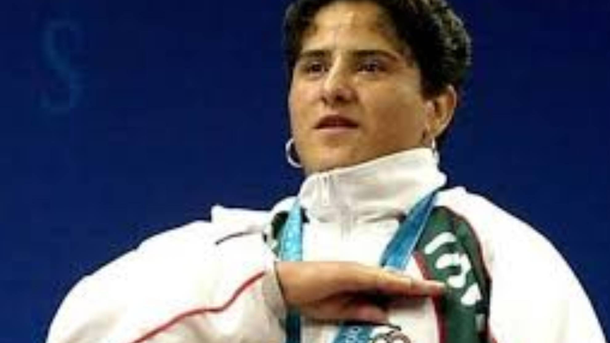 Soraya Jimenez gana la nedalla de oro al levantar 215 kg en los Juegos Olímpicos del 2000.