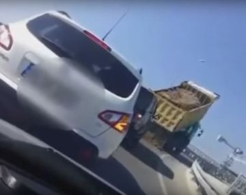 Un camión descargó tierra en la atopista y se fue: no pudieron moverse