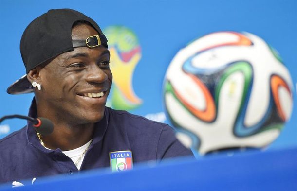 La nueva de Balotelli: quiere un beso de la Reina de Inglaterra
