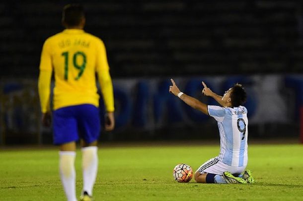 Lautaro Martínez festeja el gol que le dio una chance a la Sub 20