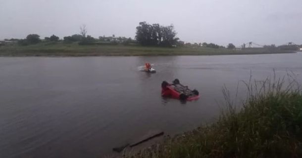 Volvían de un casamiento en Necochea, discutieron y el auto cayó al río: murió la mujer e investigan al marido