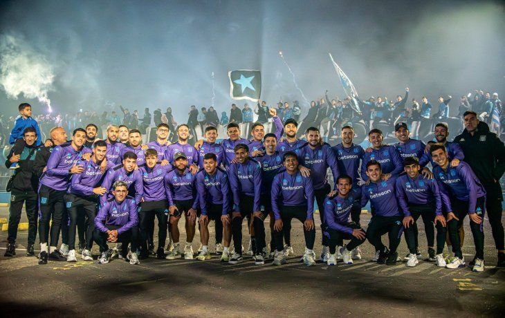El impactante banderazo de hinchas de Racing en la previa a recibir a Flamengo