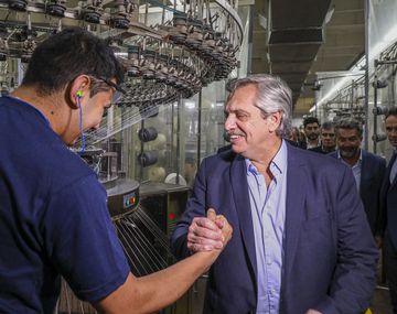 Alberto Fernández durante su visita a una de las textiles más importantes