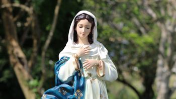 La Virgen María es considerada reina por su labor de intermediaria entre la humanidad y lo divino. La Virgen María es considerada reina por su labor de intermediaria entre la humanidad y lo divino.