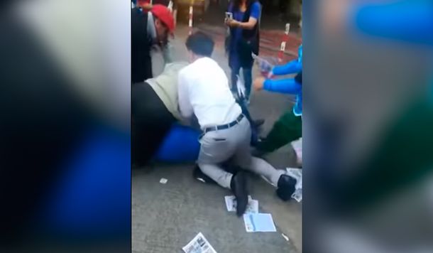 VIDEO: Apuñalan en Hong Kong a un político mientras hacía campaña