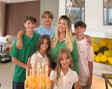 Wanda volvió al país y tuvo un tierno reencuentro con sus hijas: qué les trajo