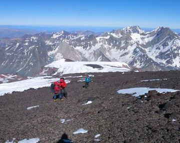 Buscan a 3 andinistas argentinos que participaban de expedición en la Cordillera