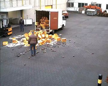 Querían bajar decenas de cajones de cerveza y se rompieron todos