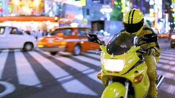 a lo kill bill: una mujer en moto y a los tiros a lo kill bill: una mujer en moto y a los tiros