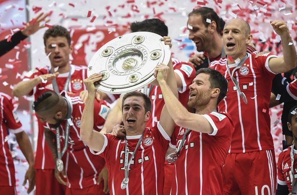 El festejo de Lahm y Xabi Alonso tras otra Bundesliga