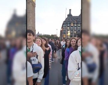 Estudiantes argentinos cantaron la Marcha de las Malvinas en Londres y emocionaron a todos