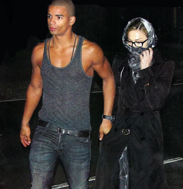 Madonna pasea junto a su último sex toy en Buenos Aires