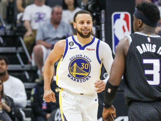 En una noche magistral de Curry, Golden State eliminó a Sacramento Kings