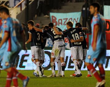 Quilmes lo dio vuelta ante Arsenal y hundió más al Rojo
