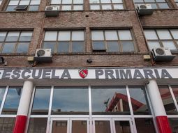 independiente suspendio las clases por presencia de barras de u de chile: empezaron a llover las piedras independiente suspendio las clases por presencia de barras de u de chile: empezaron a llover las piedras