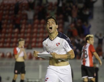 Martín Benítez de Independiente festeja uno de los mejores goles del año