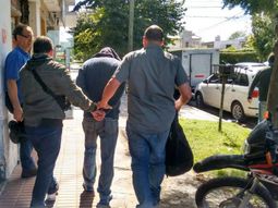 El hombre cuando fue detenido, tras abandonar la inmobiliaria. Gentileza: diario La Capital El hombre cuando fue detenido, tras abandonar la inmobiliaria. Gentileza: diario La Capital