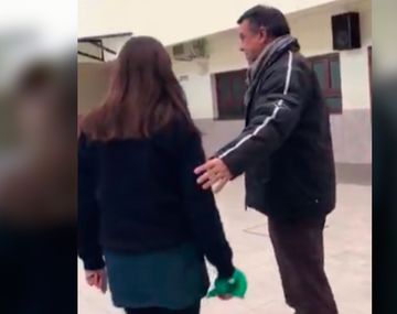 Un cura le prohibió usar el pañuelo verde a una alumna: Es un colegio católico