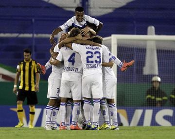 Vélez liquidó a Peñarol y puso un pie en octavos de final