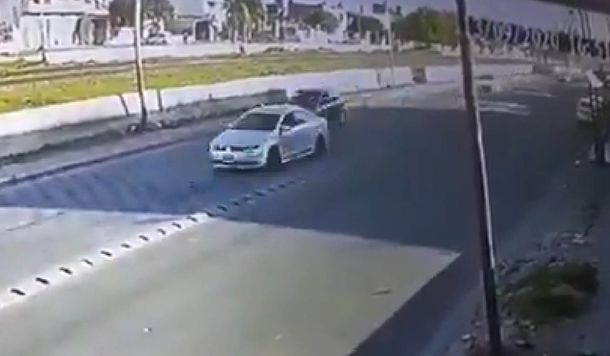 Video: tres autos participaron de una picada en Laferrere que termin&oacute; con un accidente fatal