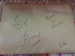 Dos cartas de amor en el Obelisco y una campaña para dar con la dueña