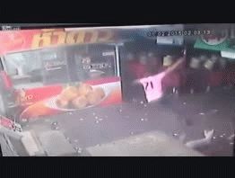 Intentó patear a un perro y terminó mal