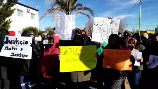 Masivo reclamo de justicia por los gemelos que murieron tras nacer en un baño