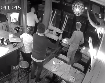 VIDEO: Quiso robar una computadora en un bar, pero los clientes lo impidieron
