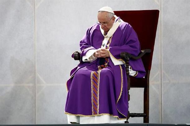 El Papa se unió al dolor de las familias de la tragedia aérea en los Alpes franceses
