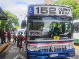 impresionante choque entre dos colectivos en monserrat: ocho heridos impresionante choque entre dos colectivos en monserrat: ocho heridos