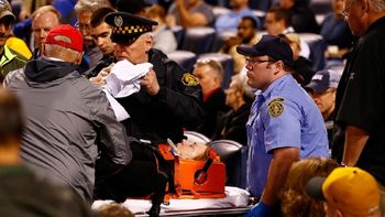 por distraida, una mujer recibio un pelotazo en un partido de beisbol por distraida, una mujer recibio un pelotazo en un partido de beisbol