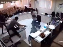Brasil: un hombre intentó matar al asesino de su padre en medio del juicio