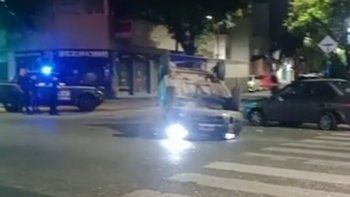 una camioneta choco contra un auto estacionado y termino volcada en liniers una camioneta choco contra un auto estacionado y termino volcada en liniers