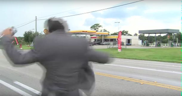 Un reportero es perseguido por una avispa y se va corriendo