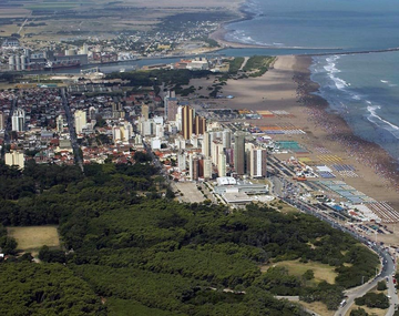 La playa con ambiente agreste, tranquilo y natural para desconectar de la rutina