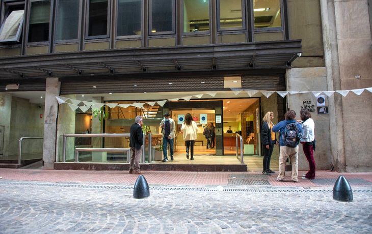 Evacuaron la universidad de Madres de Plaza de Mayo por una amenaza de bomba