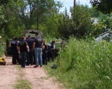 Hallan el cadáver calcinado y apuñalado de un hombre dentro de un auto