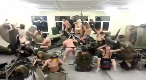 Soldados belgas hacen un Harlem Shake semidesnudos