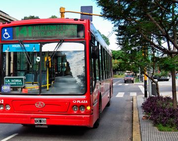 Paro en todos los ramales de la línea 141 por un reclamo salarial