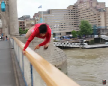 Saltó de un puente y terminó mal