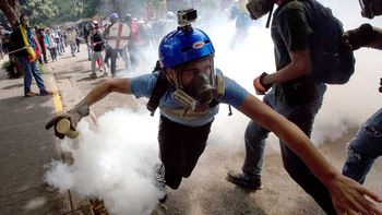 Un joven con una cámara GoPro en el casco en las protestas en Venezuela Un joven con una cámara GoPro en el casco en las protestas en Venezuela