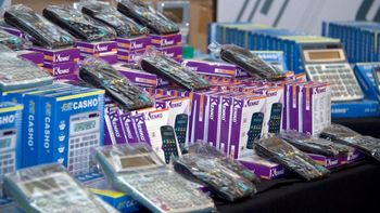 hicieron mal las cuentas: afip secuestro 15 mil calculadoras truchas hicieron mal las cuentas: afip secuestro 15 mil calculadoras truchas