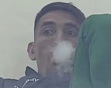 La polémica imagen de Centurión en Bolivia: fumando mientras miraba el partido