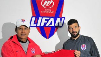 lejos de boca, emmanuel gigliotti poso con su nueva camiseta lejos de boca, emmanuel gigliotti poso con su nueva camiseta